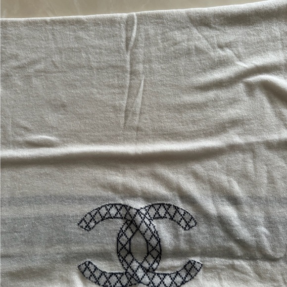 Chanel wool logo scarf - Picture 8 of 8